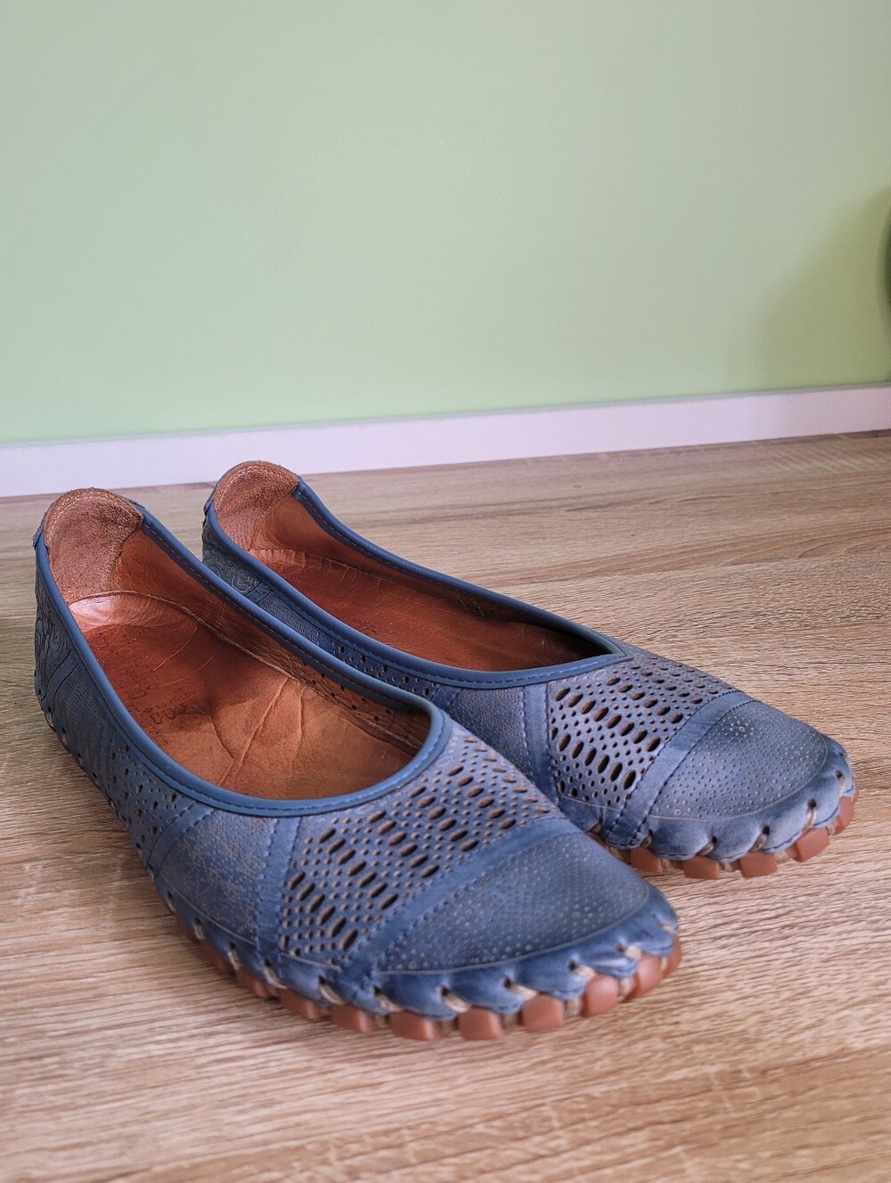 Volkswalkers Leather Flats 42 Slip On Casual Dusty Blue